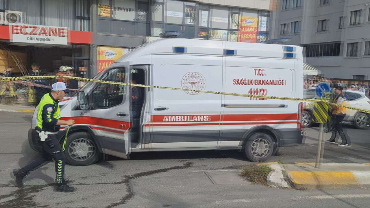 Eczaneye hafriyat kamyonu girdi! 7 yaralı var 4